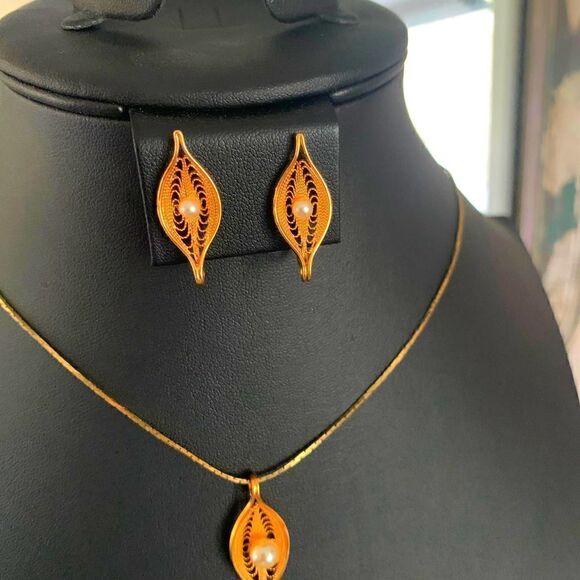 Elegant Sarah Coventry Filigree Leaf Necklace Set, in Gold plate, Marked - Picture 2 of 8